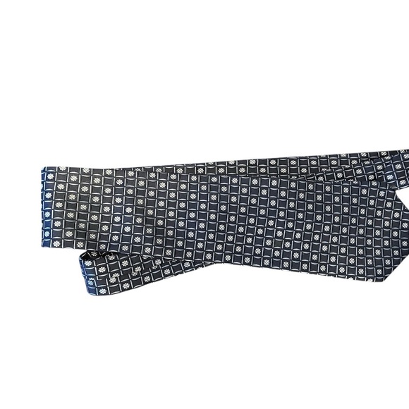 Arrow Men's Navy blue and White 100% silk Patterned Tie - Picture 1 of 6